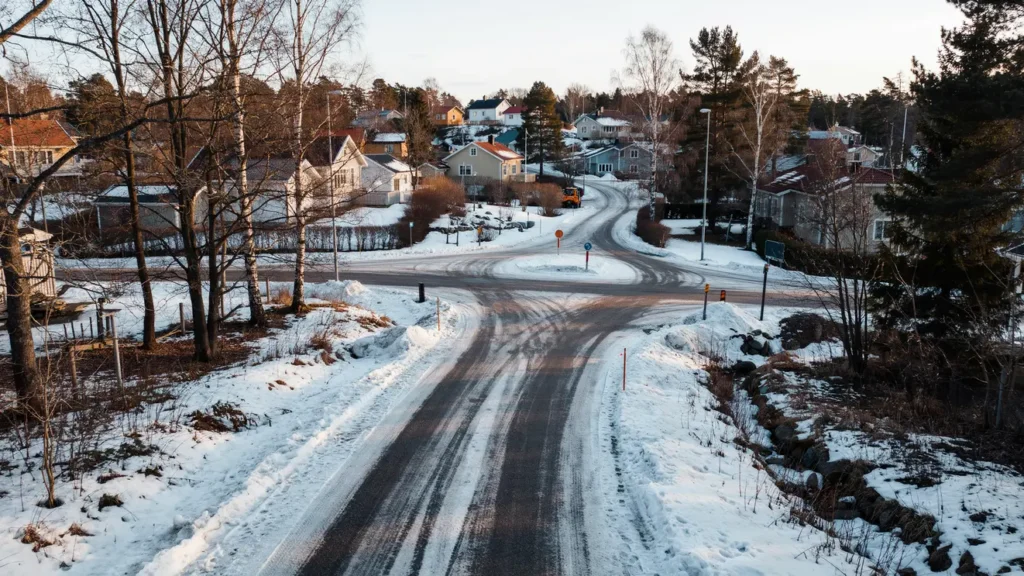vinterunderh ll av lokalt gatun t i rind vaxholm